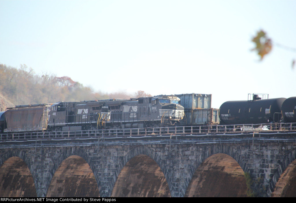 NS 9232 and 4202 on Rockville bridge